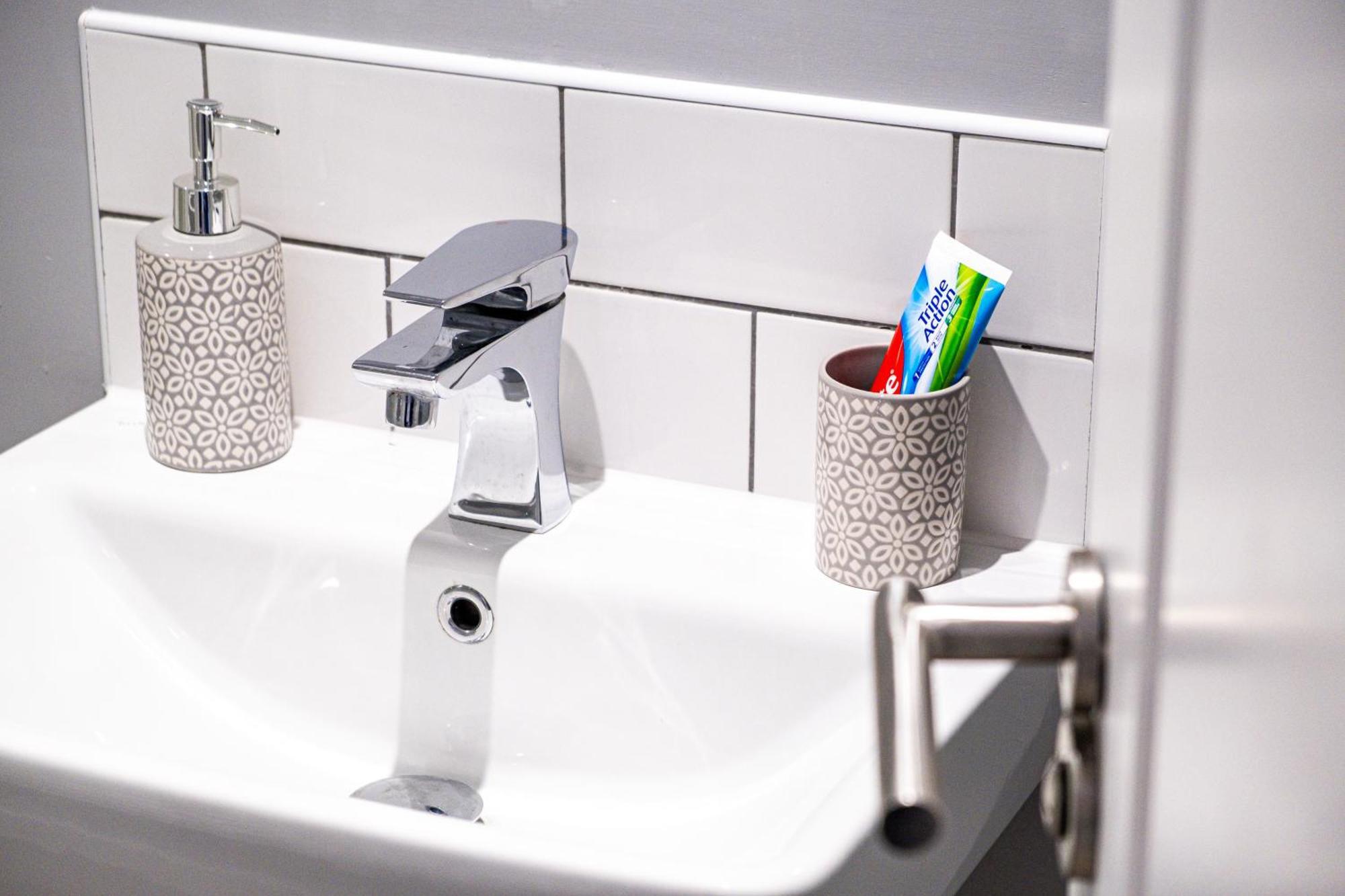 City Centre Emerald Escape - Sleeps-6, 2Beds & 2Baths , Netflix , Free Internet เบอร์มิงแฮม ภายนอก รูปภาพ