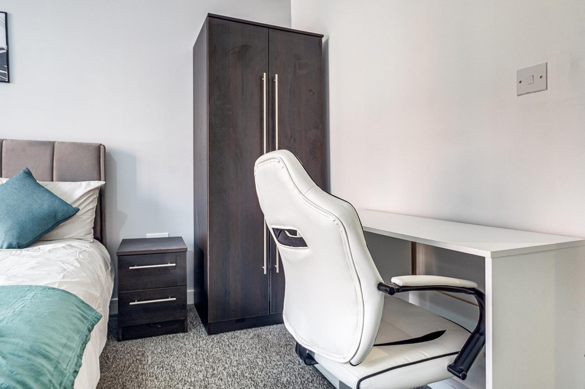 City Centre Emerald Escape - Sleeps-6, 2Beds & 2Baths , Netflix , Free Internet เบอร์มิงแฮม ภายนอก รูปภาพ