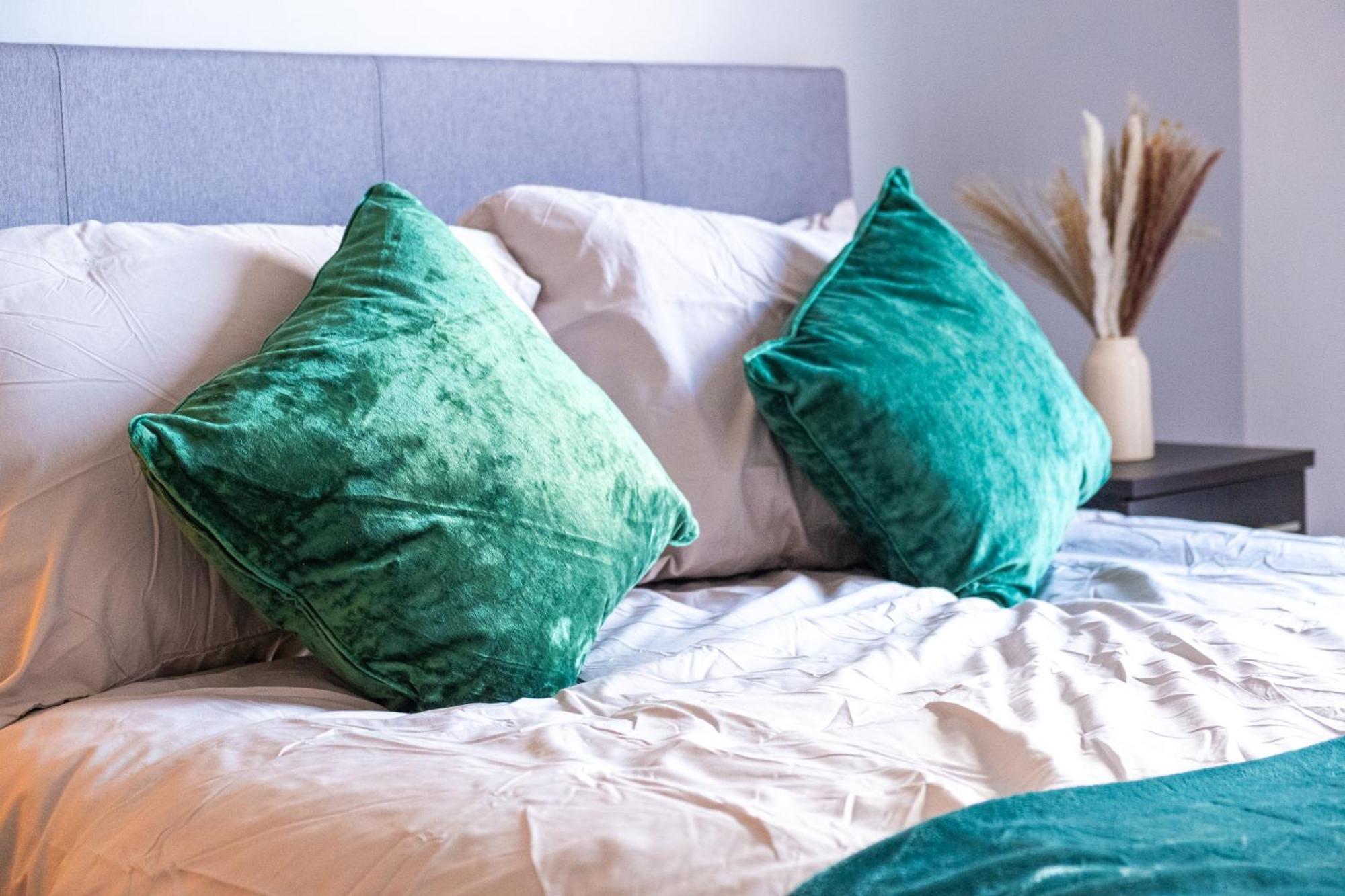 City Centre Emerald Escape - Sleeps-6, 2Beds & 2Baths , Netflix , Free Internet เบอร์มิงแฮม ภายนอก รูปภาพ